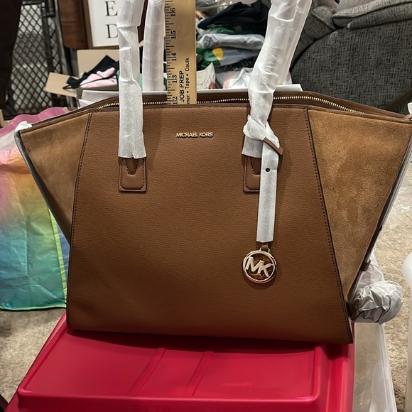 Michael Kors Camel large tote. Beautiful 🌸🌸🌸 tote , big side on each side - Picture 6 of 9